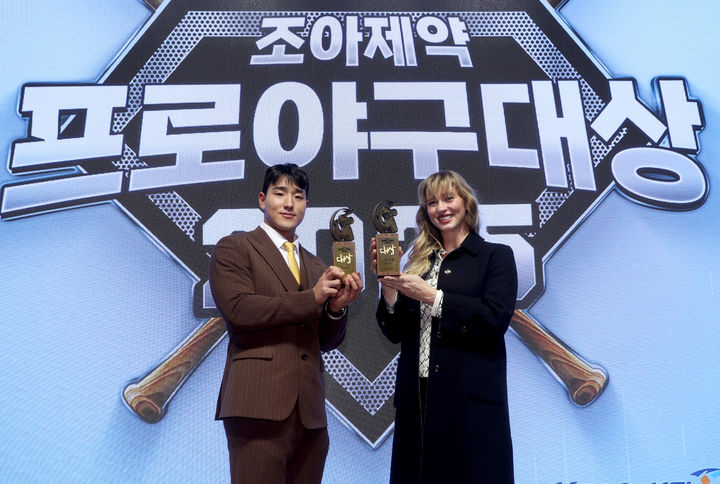 [서울=뉴시스] 조아제약 프로야구 대상 트로피를 받고 기뻐하는 안현민(왼쪽)과 코디 폰세 아내. (사진=일간스포츠 제공). 2025.12.02. *재판매 및 DB 금지