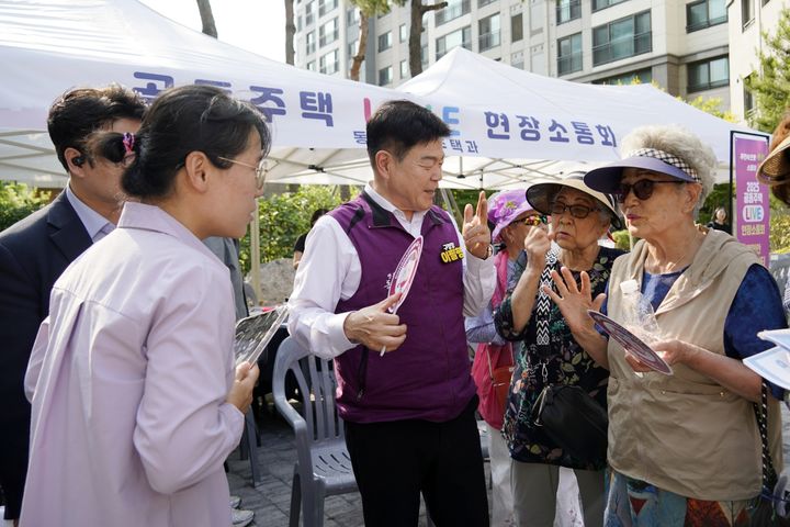 [서울=뉴시스] 공동주택 LIVE 현장소통회 래미안미드카운티. 2025.12.02. (사진=동대문구 제공) *재판매 및 DB 금지
