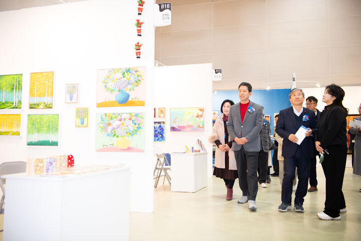 [구미=뉴시스] 김장호 시장이 작품을 관람하고 있다. (사진=구미시 제공) 2025.12.02 photo@newsis.com *재판매 및 DB 금지