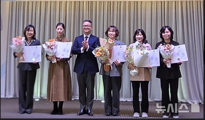 [군포시=뉴시스] 시상식 참석자들이 보건복지부 관계자와 기념 촬영을 하고 있다. (사진=군포시 제공) 2025.12.02. photo@newsis.com