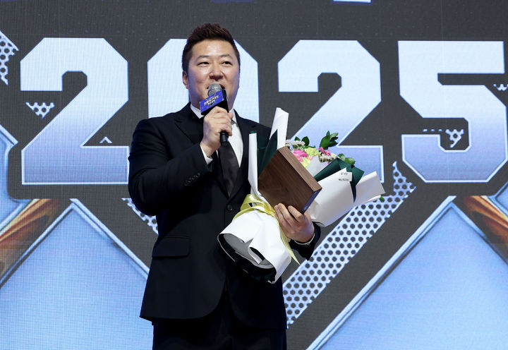 [서울=뉴시스] 조아제약 프로야구 대상 시상식에서 기록상을 수상한. (사진=일간스포츠 제공). 2025.12.02. *재판매 및 DB 금지