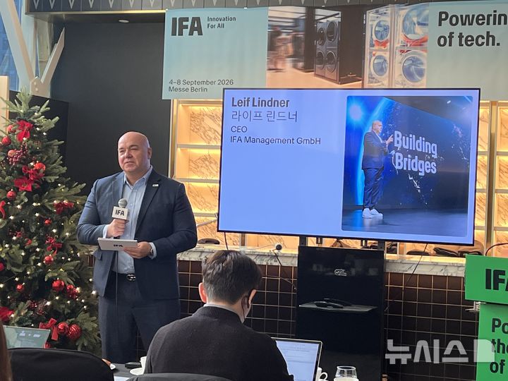 [서울=뉴시스]이현주 기자 = 라이프 린드너 IFA 최고경영자(CEO)가 2일 서울 영등포구 콘래드 호텔에서 열린 'IFA 2026 한국 미디어 간담회'에서 발언하고 있다. lovelypsyche@newsis.com