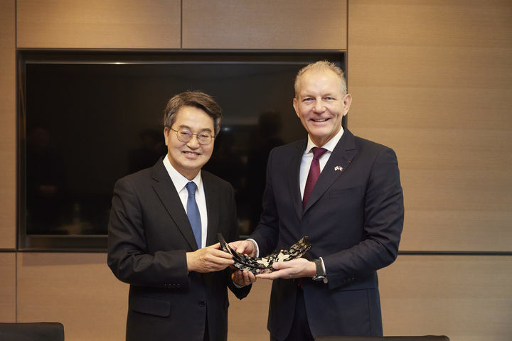 [수원=뉴시스] 2일 오전 서울 여의도 페어몬트 호텔에서 김동연 경기도지사가 프랑수아 자코(François Jackow) 에어리퀴드 회장과 면담 후 기념품을 교환하고 있다. (사진=경기도 제공) 2025.12.02. photo@newsis.com *재판매 및 DB 금지