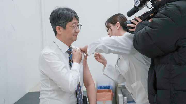 [세종=뉴시스] 임승관 청장, 인플루엔자 예방접종 참여.(사진=질병관리청) *재판매 및 DB 금지