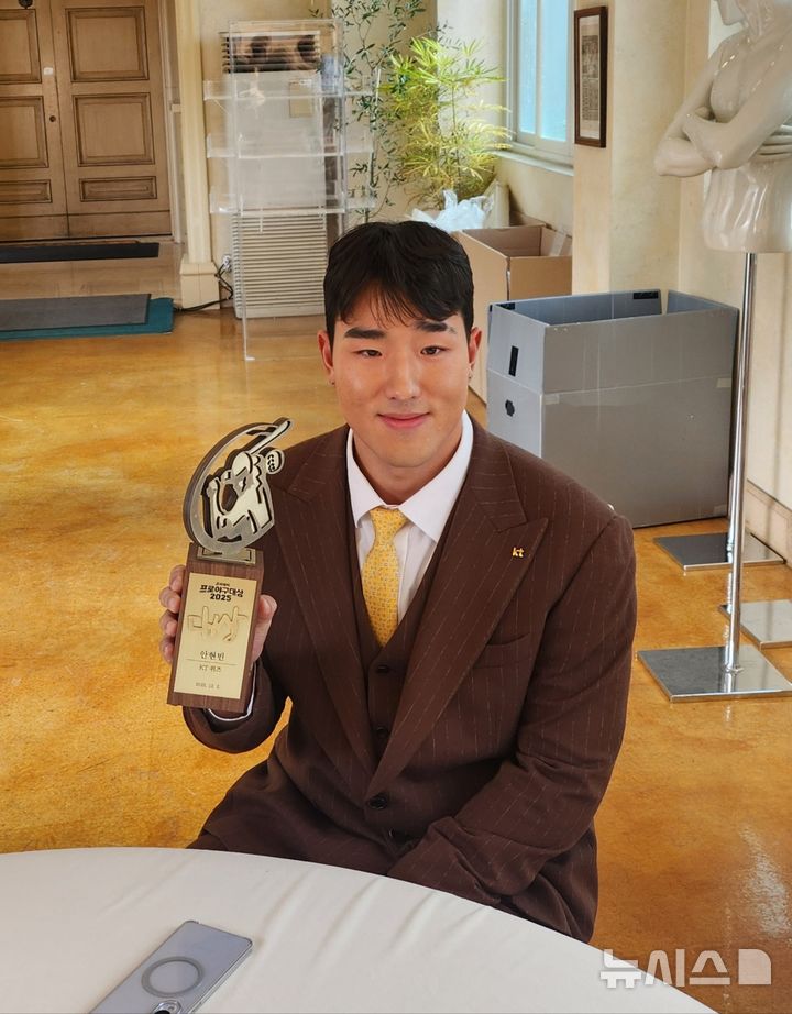 [서울=뉴시스] 박윤서 기자 = 2025 조아제약 프로야구 대상 시상식에 참석한 KT 위즈 외야수 안현민. 2025.12.02.