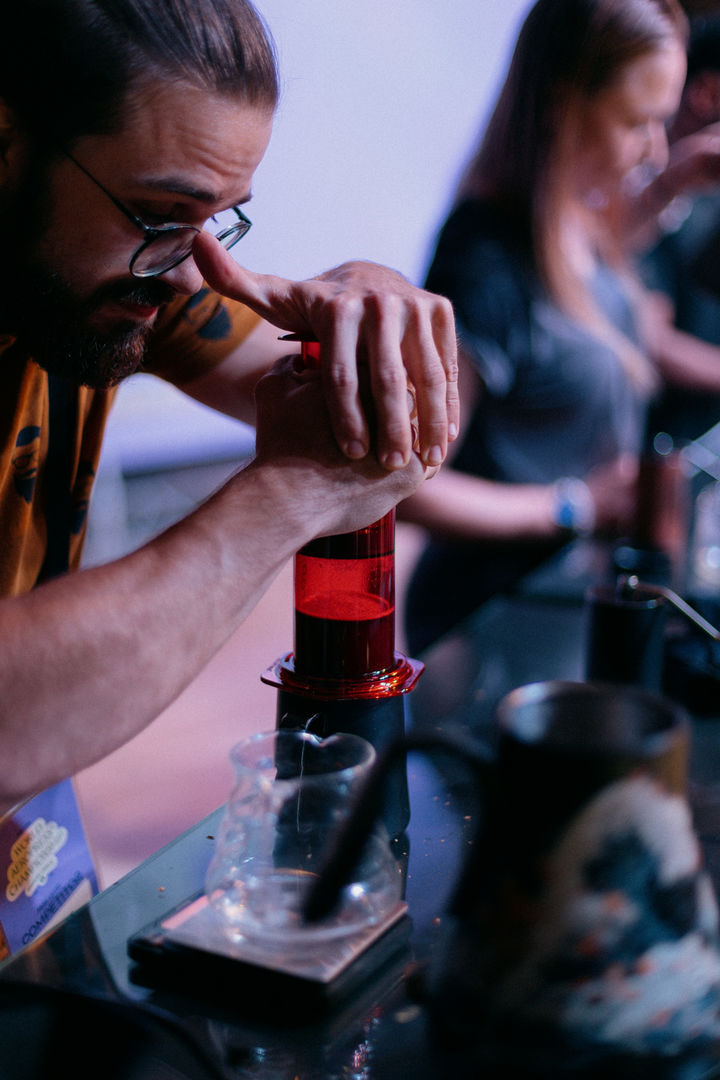 [서울=뉴시스] 지난해 열렸던 '2024 월드 에어로프레스 챔피업십(WAC)'에서 한 참가자가 에어로프레스로 커피를 추출하고 있다. (사진=WAC 제공) 2025.12.02. photo@newsis.com *재판매 및 DB 금지