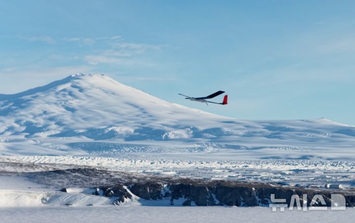 [고양=뉴시스] 한국항공대 항공우주공학과 배재성, 박상혁 교수 연구팀이 극지연구소(KOPRI)의 남극 장보고 기지 주변에서 진행한 비행시험.(사진=한국항공대 제공)photo@newsis.com