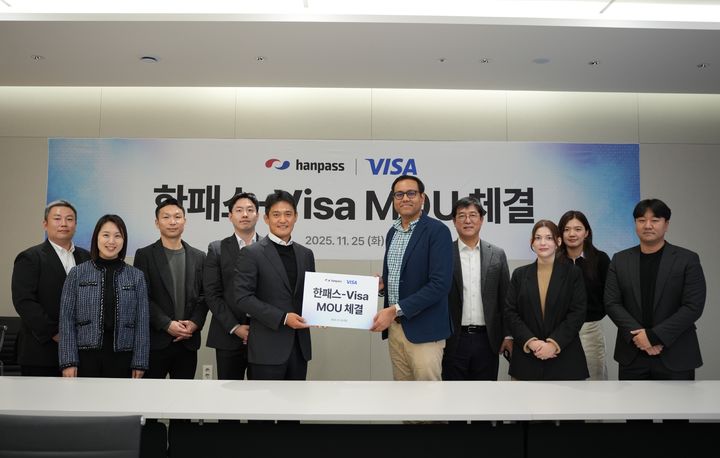 가운데 왼쪽부터 김경훈 한패스 대표, 스와프닐 마스데 비자다이렉트 아태지역 총괄 (사진=한패스)  *재판매 및 DB 금지