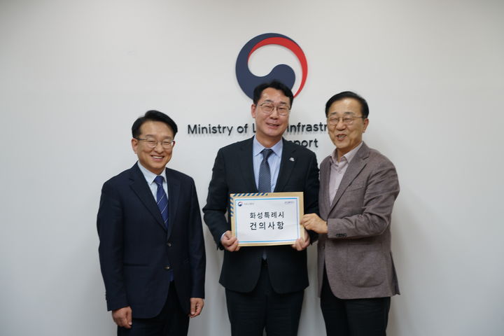 [화성=뉴시스] 더불어민주당 권칠승 의원(왼쪽)과 정명근 화성시장(가운데)이 1일 김윤덕 국토교통부장관을 면담하고 화성시 건의사항을 전달한 후 기념촬영을 하고 있다. (사진=권칠승 의원실 제공) 2025.12.02. photo@newsis.com *재판매 및 DB 금지