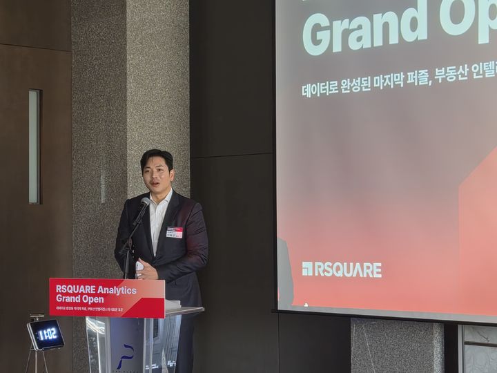 [서울=뉴시스] 정진형 기자 = 이용균 알스퀘어 대표가 2일 서울 중구 플라자호텔에서 열린 기자간담회에서 세션 발표를 하고 있다. 2025.12.02. formation@newsis.com *재판매 및 DB 금지