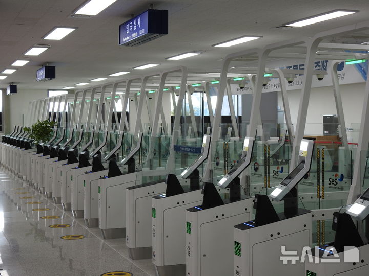 [서귀포=뉴시스] 김수환 기자 = 서귀포시 강정항 크루즈터미널에 도입된 무인 자동심사대. 2025.12.02. notedsh@newsis.com