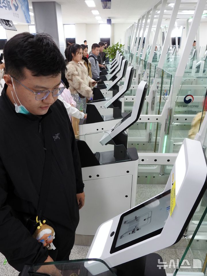 [서귀포=뉴시스] 김수환 기자 = 2일 오후 서귀포시 강정항 크루즈터미널에서 외국인 크루즈 여행객이 무인 자동심사대를 이용하고 있다. 2025.12.02. notedsh@newsis.com