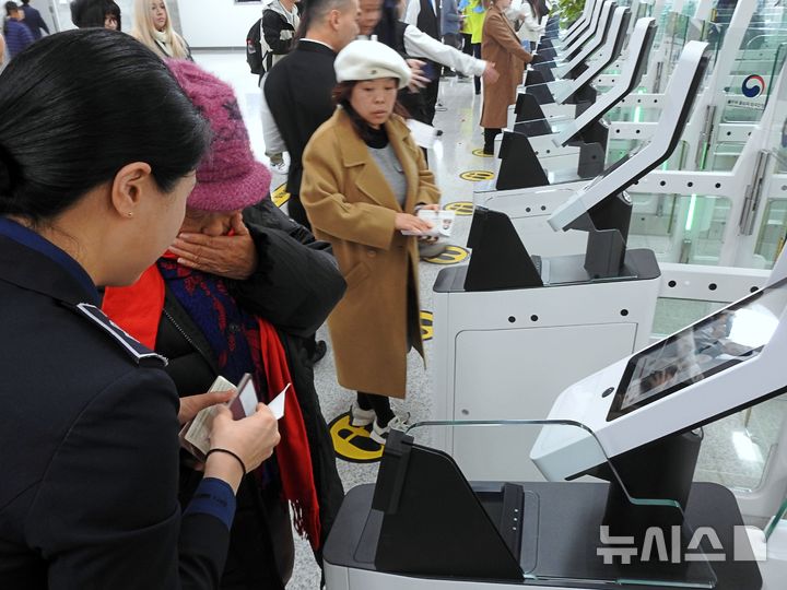 [서귀포=뉴시스] 김수환 기자 = 2일 오후 서귀포시 강정항 크루즈터미널에서 외국인 크루즈 여행객이 무인 자동심사대를 이용하고 있다. 2025.12.02. notedsh@newsis.com