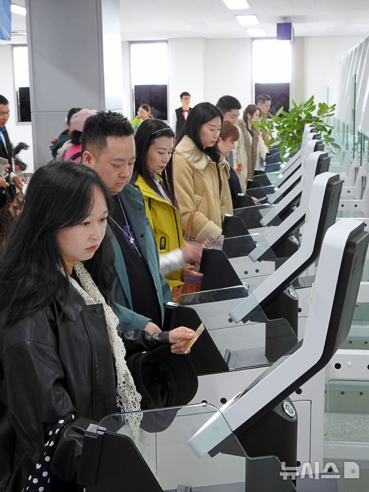 [서귀포=뉴시스] 김수환 기자 = 2일 오후 서귀포시 강정항 크루즈터미널에서 외국인 크루즈 여행객이 무인 자동심사대를 이용하고 있다. 2025.12.02. notedsh@newsis.com