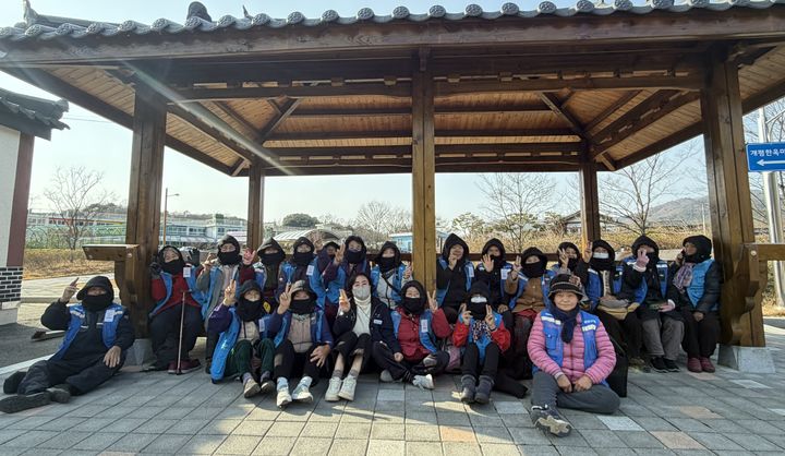 [함양=뉴시스] 함양군 지곡면 노인일자리 참여 어르신 한파 대비 방한용품 지원 (사진=함양군 제공) 2025. 12. 02. photo@newsis.com *재판매 및 DB 금지