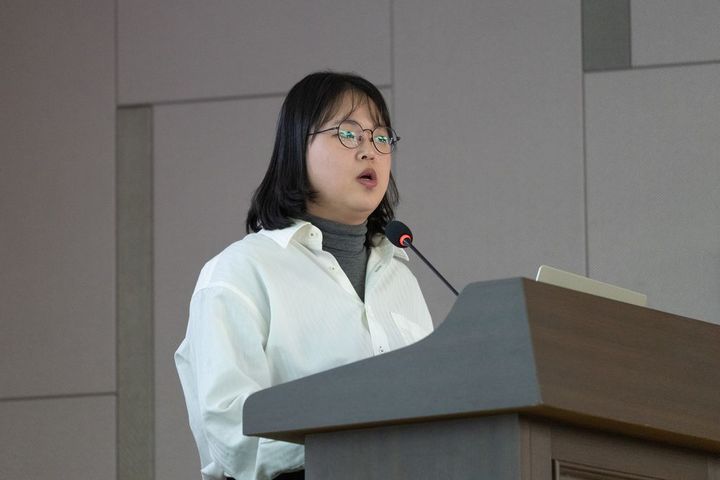 [서울=뉴시스] '케이팝 저탄소 콘서트 표준화를 위한 가이드라인 수립 방안 토론' 현장에서 발제하는 김나연 캠페이너. (사진 = 케이팝포플래닛 제공) 2025.12.02. photo@newsis.com *재판매 및 DB 금지