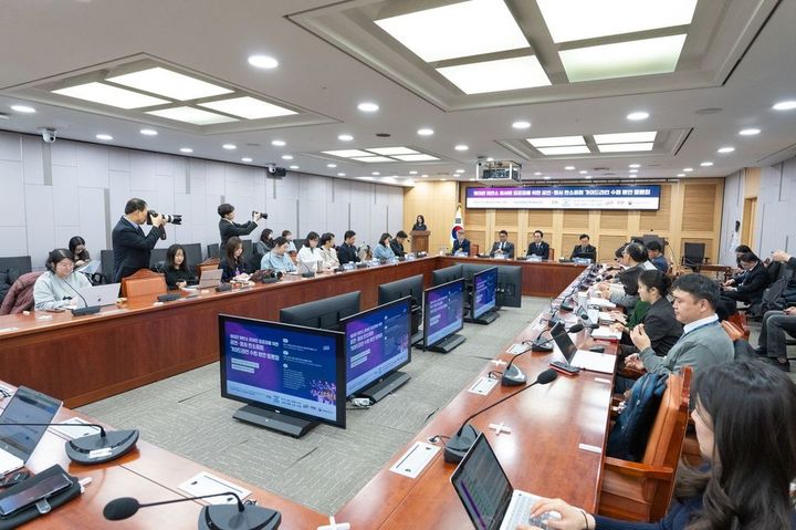 [서울=뉴시스] '케이팝 저탄소 콘서트 표준화를 위한 가이드라인 수립 방안 토론' 현장. (사진 = 케이팝포플래닛 제공) 2025.12.02. photo@newsis.com *재판매 및 DB 금지