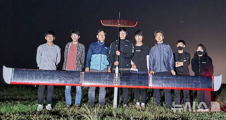 [고양=뉴시스] 한국항공대 배재성, 박상혁 교수와 학생들이 지난 2021년 6월 자체개발한 소형 태양광 무인항공기 ‘KAU-SPUAV(Korea Aerospace University-Solar Powered UAV)’의 국내 최장비행 시간 기록 수립 후 기념사진 촬영을 하고 있다.(왼쪽에서 세 번째가 배재성 교수, 여섯 번째가 박상혁 교수).(사진=한국항공대 제공).photo@newsis.com
