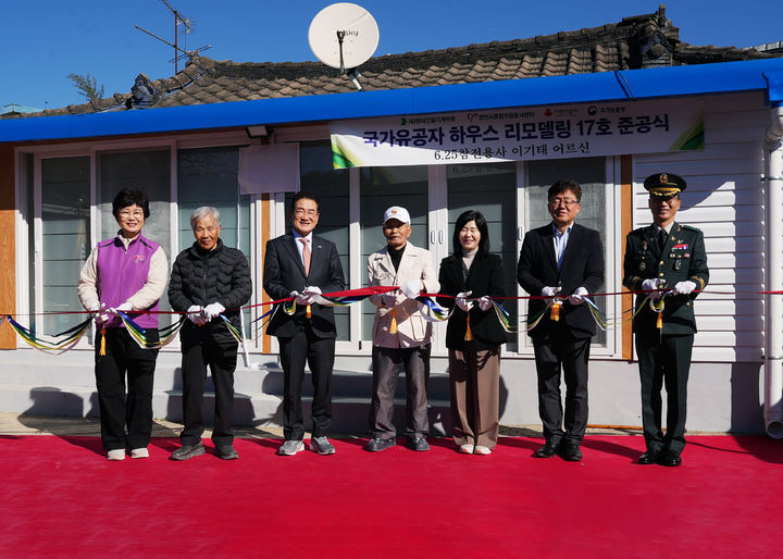 [서울=뉴시스] HD건설기계는 경상북도 영천시에서 6·25 참전유공자인 이기태 어르신의 하우스 리모델링을 완료하고 준공식을 진행했다고 밝혔다.(사진=HD현대 제공). 2025.12.03. photo@newsis.com *재판매 및 DB 금지