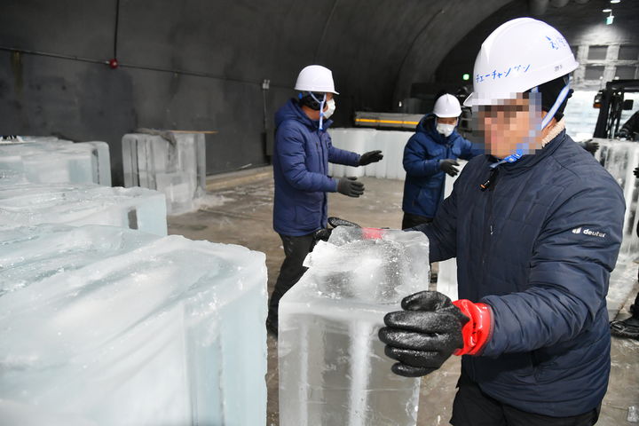 [화천=뉴시스] 2일 화천군은 화천읍 서화산 일대에 세계최대 실내 얼음조각 광장 조성이 본격 시작돼 오는 20일 개장된다 고 밝혔다. 화천군 제공. *재판매 및 DB 금지