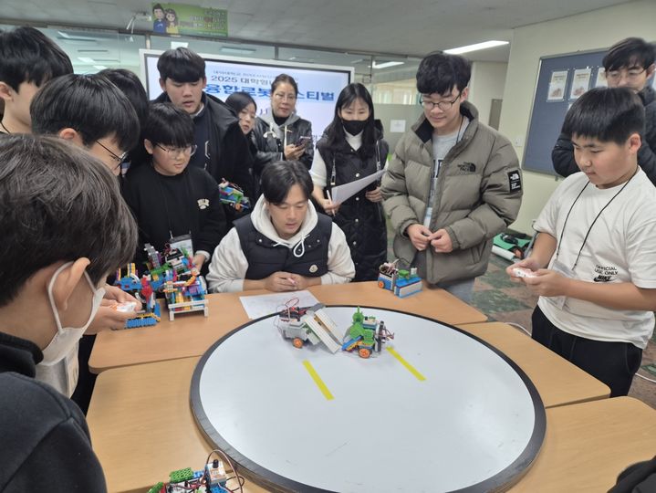 [대전=뉴시스] 대덕대 '2025 대학형 U-늘봄 창의융합로봇페스티벌' 모습. (사진=대덕대 제공) 2025.12.02. photo@newsis.com *재판매 및 DB 금지