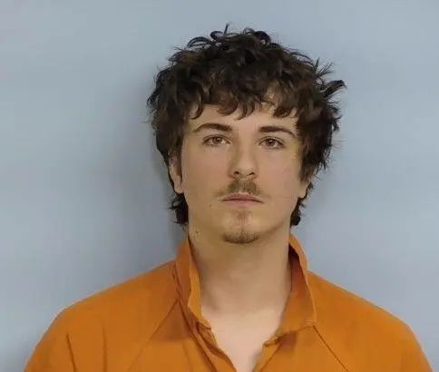 [서울=뉴시스] 온라인 조회수를 올리려고 소셜네트워크(SNS) 틱톡에 학교 총격 위협 영상을 올렸다가 현지 보안관에 체포된 에단 래드너. (사진출처: 뉴욕포스트 캡처) 2025.12.02.