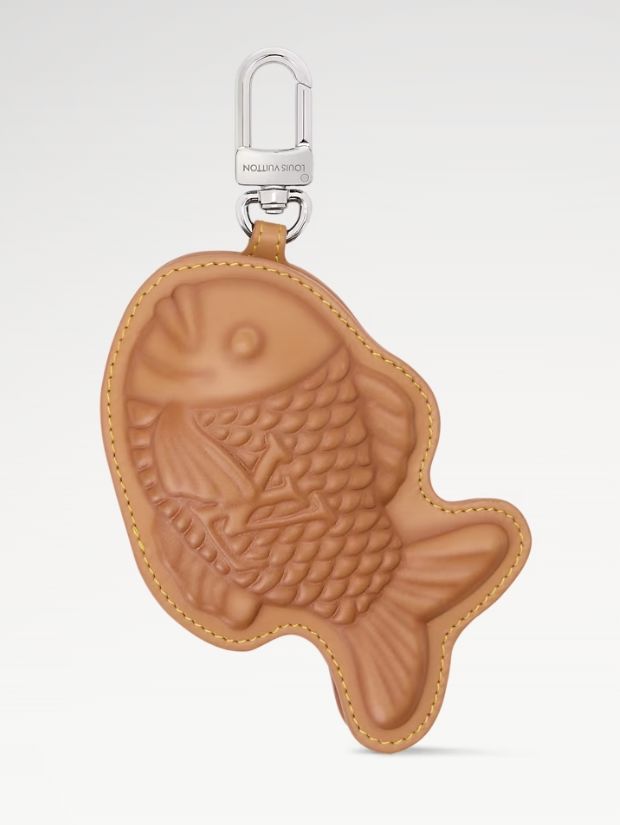 [뉴시스] 프랑스 명품 브랜드 루이비통(Louis Vuitton)이 겨울철 대표 간식 붕어빵을 형상화한 키링을 선보였다. (사진 = 루이비통 공식 누리집 캡처) 2025.12.02. *재판매 및 DB 금지