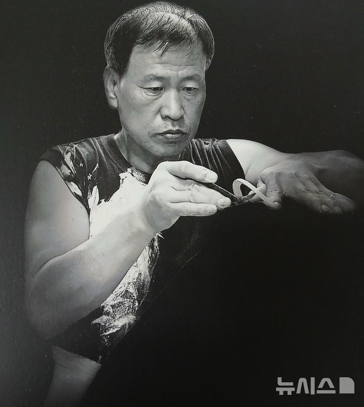 [여주=뉴시스] 경기 여주시 도예명장에 선정된 신동문 작가. (사진=여주시 제공) 2025.11.02. photo@newsis.com