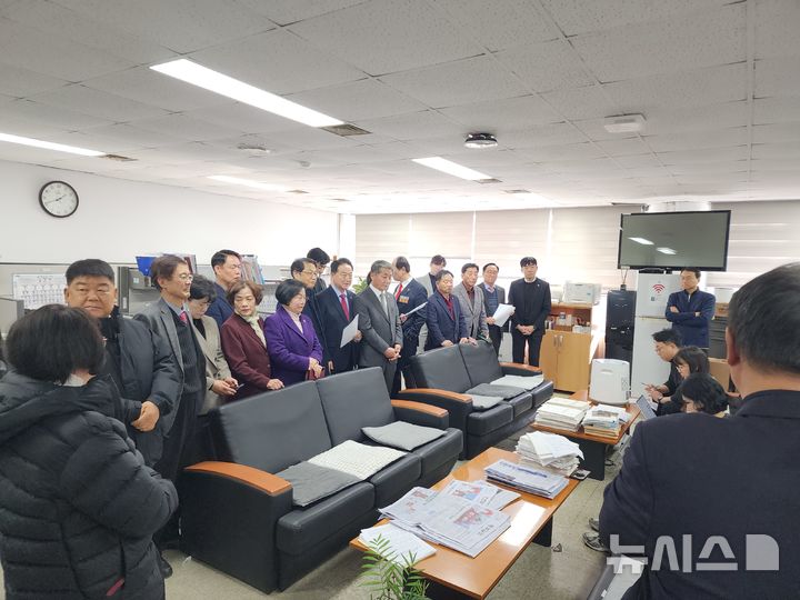 [인천=뉴시스] 국민의힘 소속 인천시의원들이 2일 인천시청 기자실을 찾아 인천지검의 유정복 시장 기소와 관련된 성명 발표를 준비하고 있다. (사진=독자 제공) 2025.12.02. photo@newsis.com