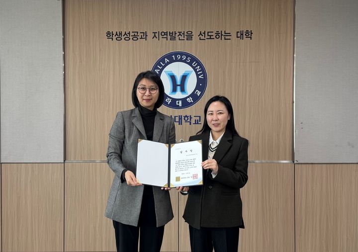 [원주=뉴시스] 한국보훈복지의료공단이 2일 한라대학교로부터 감사장 받고 있다. (사진=한국보훈복지의료공단 제공)2025.12.02.photo@newsis.com *재판매 및 DB 금지