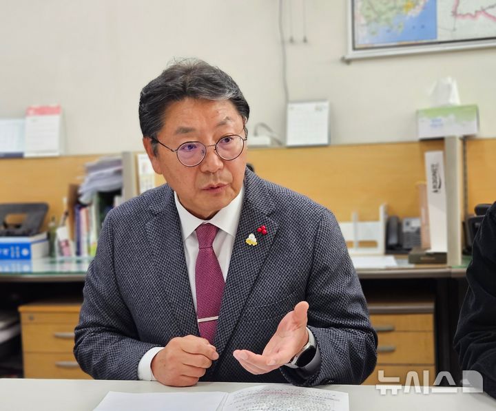 [김해=뉴시스]홍태용 김해시장은 2일 김해시청 프레스센터 간담회에서 부산김해경전철 운영 따른 미지급 건설보조금, 법령개정에 따른 추가 사업비 지원을 정부에 요청했다고 밝혔다. 2025.12.02. woo@newsis.com