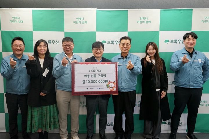 [울산=뉴시스] 김우진 노조위원장, 초록우산 울산지역본부 김동환 본부장, LS MnM 오창호 이사. (사진=초록우산 울산지역본부 제공) 2025.12.02. photo@newsis.com *재판매 및 DB 금지