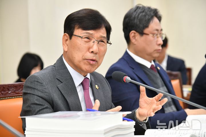 [창원=뉴시스]경남도의회 기획행정위원회 이용식 의원이 지난 1일 경남도 2026년도 새해예산안 심사에서 시군조정교부금 미편성액이 매년 급증하는 문제를 지적하고 있다.(사진=경남도의회 제공) 2025.12.02. photo@newsis.com
