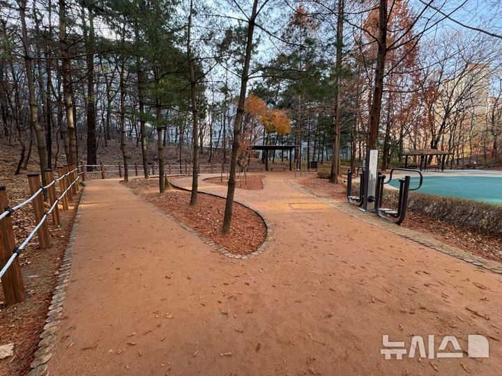 [용인=뉴시스] 경기 용인시 기흥구 보정동 '큰솔근린공원 맨발길'. (사진=용인시 제공) 2025.11.02. photo@newsis.com