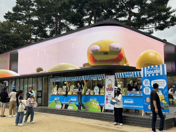 [대구=뉴시스] 대구시 수성구는 대표 캐릭터 '뚜비'가 출시 18개월 만에 굿즈 매출 2억1800만원을 기록했다. (사진 = 대구시 수성구 제공) 2025.12.02. photo@newsis.com *재판매 및 DB 금지