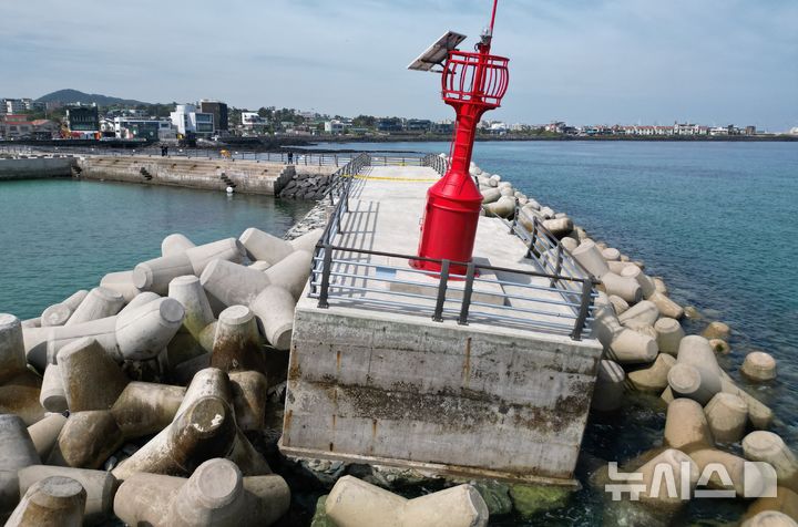 [제주=뉴시스] 제주지방해양경찰청이 2일 공개한 제주시 애월읍 고내리항 어촌뉴딜사업 방파제 침하 등 부실공사 정황. 해경은 원청과 하도급사, 감리사 등을 30억원대 보조금 편취 혐의 및 배임수재 등 혐의로 검찰에 송치했다. (사진=제주지방해양경찰청 제공) 2025.12.02. photo@newsis.com