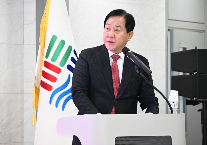 [평창=뉴시스] 2일 심재국 평창군수가 기자회견을 열고 급속한 고령화에 선제적 대응을 위해 구축한 '다 보살펴드림, 해피700억 평창플랜'에 대해 설명하고 있다. (사진=평창군 제공) 2025.12.02. photo@newsis.com *재판매 및 DB 금지