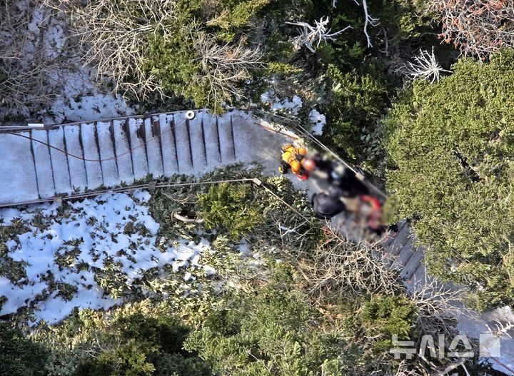 [제주=뉴시스] 2일 오후 제주 한라산 관음사 코스에서 50대 등산객이 빙판길에 미끄러지는 사고로 부상을 입어 소방헬기에 의해 구조되고 있다. (사진=제주소방안전본부 제공) 2025.12.02. photo@newsis.com 