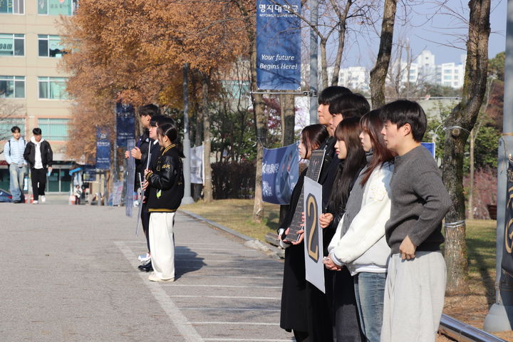 [서울=뉴시스] 명지대 학생대표자 후보자들이 선거 운동을 펼치고 있다. (사진=명지대 제공) 2025.12.02. photo@newsis.com *재판매 및 DB 금지