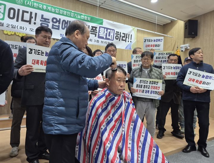 [수원=뉴시스] 이병희 기자= 정정호 한국후계농업경영인경기도연합회장이 2일 경기도의회 브리핑룸에서 농업 예산 확대를 촉구하며 삭발을 하고 있다. 2025.12.02. iambh@newsis.com *재판매 및 DB 금지