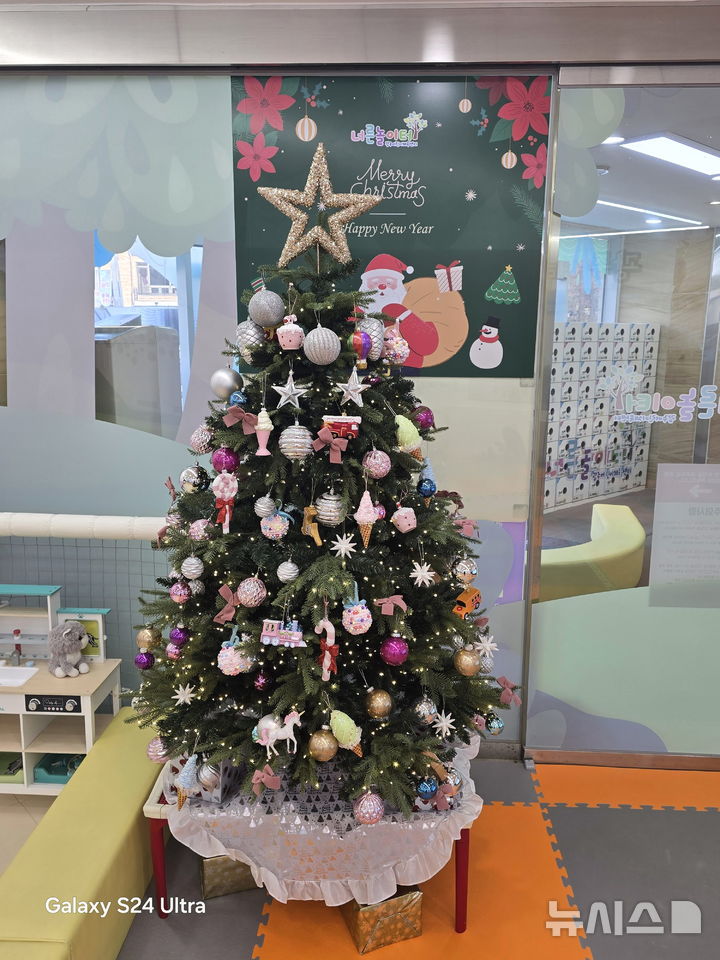 [경기광주=뉴시스]광주어린이체육센터 1층 로비에 마련된 크리스마스 포토존(사진=광주시도시관리공사 제공)2025.12.02.photo@newsis.com