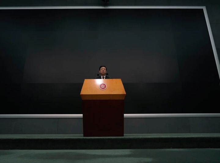 [홍콩=AP/뉴시스] 존 리 홍콩 행정장관이 2일 ‘웡 푹 코트’ 아파트 화재 조사를 위한 독립 조사위워회의 구성 등을 밝히고 있다. 무대 뒷면이 모두 검게 처리해 추모 분위기를 높였다.2025.12.02. *재판매 및 DB 금지