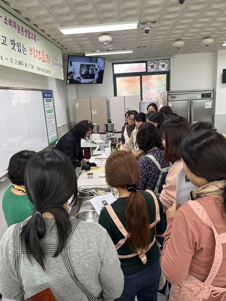 [계룡=뉴시스]계룡시는 지난달 4일부터 이달 2일까지 농업기술센터에서 진행된 '비건요리' 과정을 성공적으로 마무리했다. 2025. 12. 02 photo@newsis.com *재판매 및 DB 금지