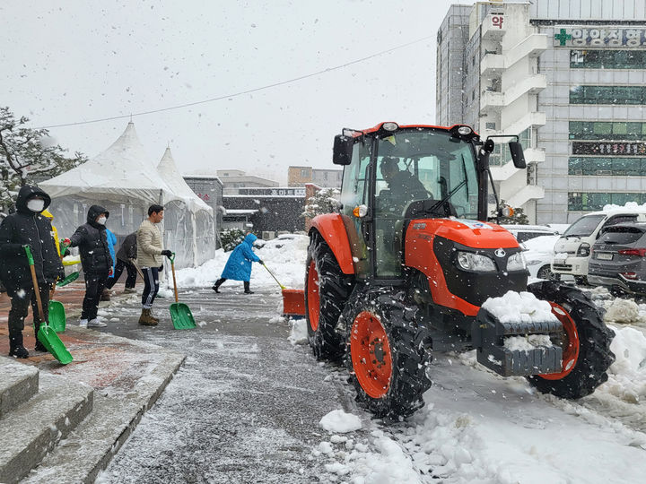 [양양=뉴시스] 제설작업 모습.(사진=양양군 제공)photo@newsis.com *재판매 및 DB 금지