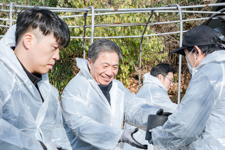 [서울=뉴시스] 인천공항공사는 연말연시를 맞아 인천 중구 용유동 및 북성동 일대에서 ‘연탄 나눔 봉사활동'을 실시했다고 2일 밝혔다. 사진은 이날 이학재 공사 사장과 자원봉사자들이 연탄을 나르는 모습. 2025.12.02. (사진=인천공항공사 제공) photo@newsis.com *재판매 및 DB 금지