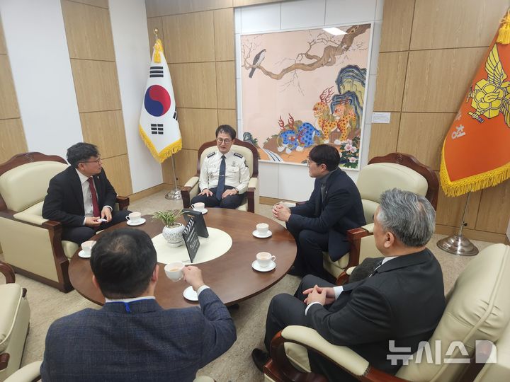 [서울=뉴시스] 대한의사협회는 지난 1일 세종시 소방청사에서 소방청과 간담회를 갖고, 무너져가는 응급의료와 이송체계의 개선을 위해 긴밀히 협력하기로 했다. (사진= 대한의사협회 제공) 