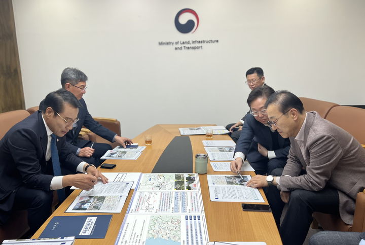 [남원=뉴시스] 지난 1일 남원시의 미래 성장동력 확보를 위해 국토교통부 김윤덕 장관을 만난 최경식 남원시장(왼쪽)이 김윤덕 장관(오른쪽)에게 자세한 사업설명을 하고 있다. *재판매 및 DB 금지