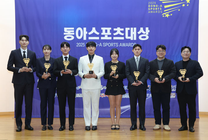 [서울=뉴시스] 2025 동아스포츠대상 '올해의 선수' 수상자. 왼쪽부터 남자프로농구 안영준, 여자프로농구 김단비, 남자프로골프 옥태훈, 프로야구 송성문, 여자프로골프 유현조, 프로축구 이동경. 남자프로배구 허수봉, 여자프로배구 김연경은 대리 수상. (사진=스포츠동아 제공) *재판매 및 DB 금지