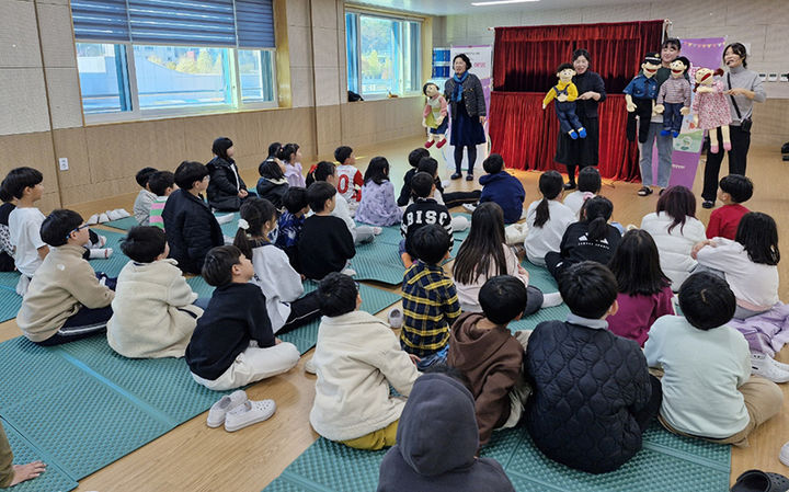정선군 가족센터의 ‘찾아가는 성폭력 예방 인형극 교육’ 모습.(사진=정선군 제공) *재판매 및 DB 금지