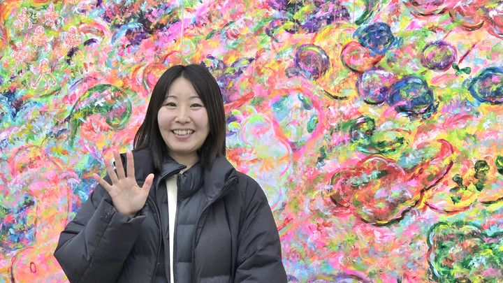 [사진=박현주 미술전문기자]2일 아야코 록카쿠 작가가 토탈미술관에서 연 기자 간담회에서 포즈를 취했다. 2025.12.02. hyun@newsis.com *재판매 및 DB 금지